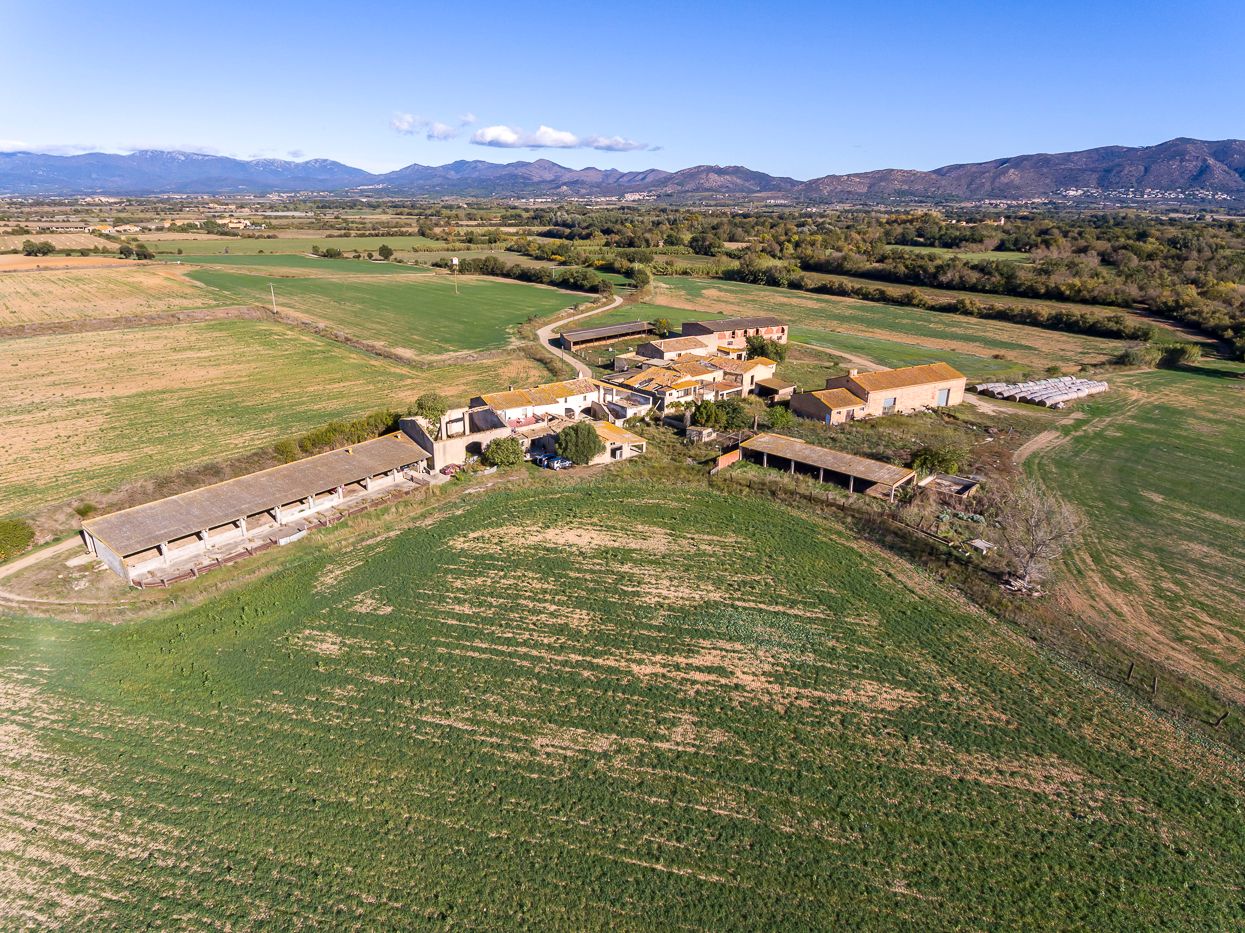 Farm with 150 ha. of cultivation and 4,200 m2 of buildings. Alt Empordà