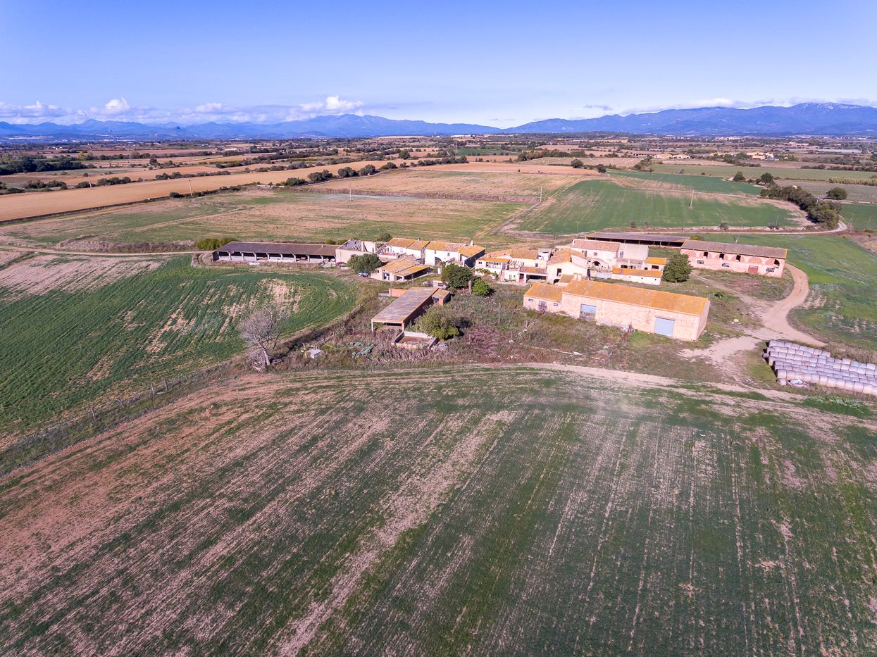 Finca con 150 Ha de cultivo y 4.200 m2 de edificaciones. Alt Empordà