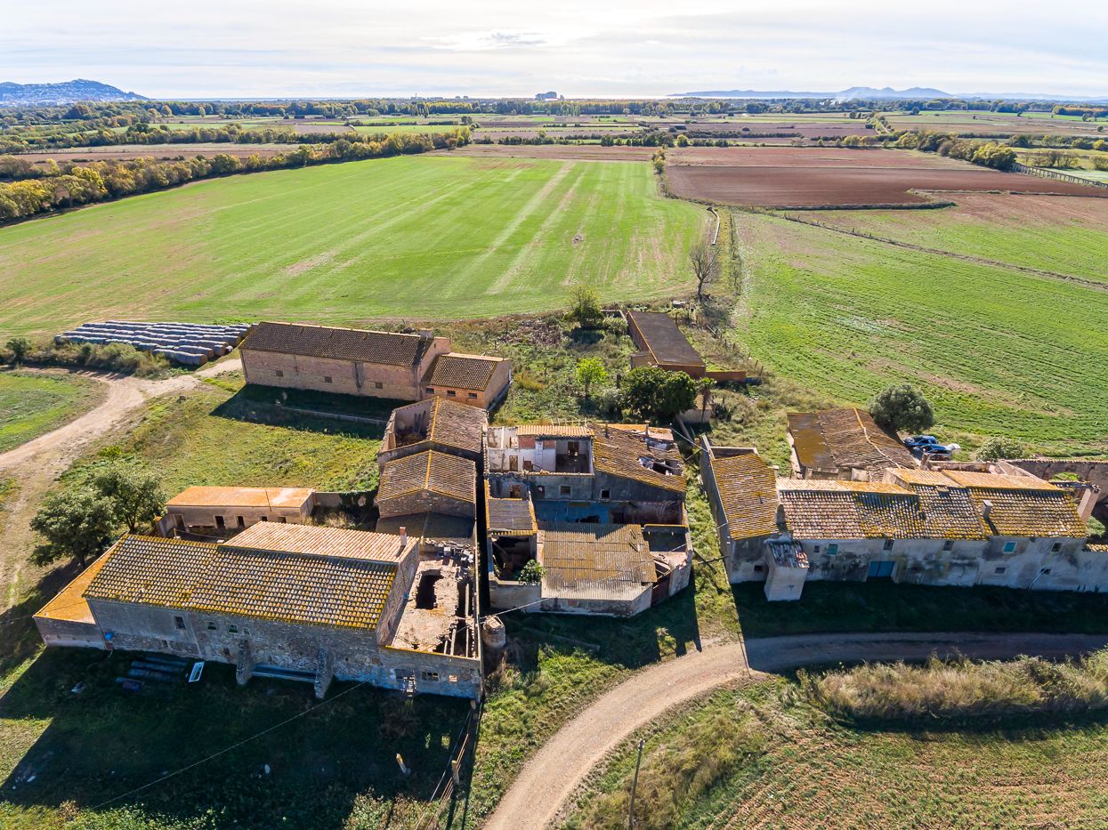 Bauernhof mit 150 Hektar Anbaufläche und 4.200 m2 Gebäude im Alt Empordà