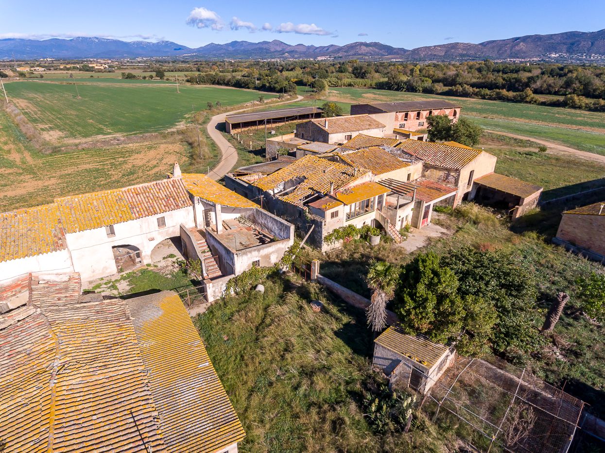 Ferme avec 150 ha. de culture et 4 200 m2 de bâtiments. l'Alt Empordà