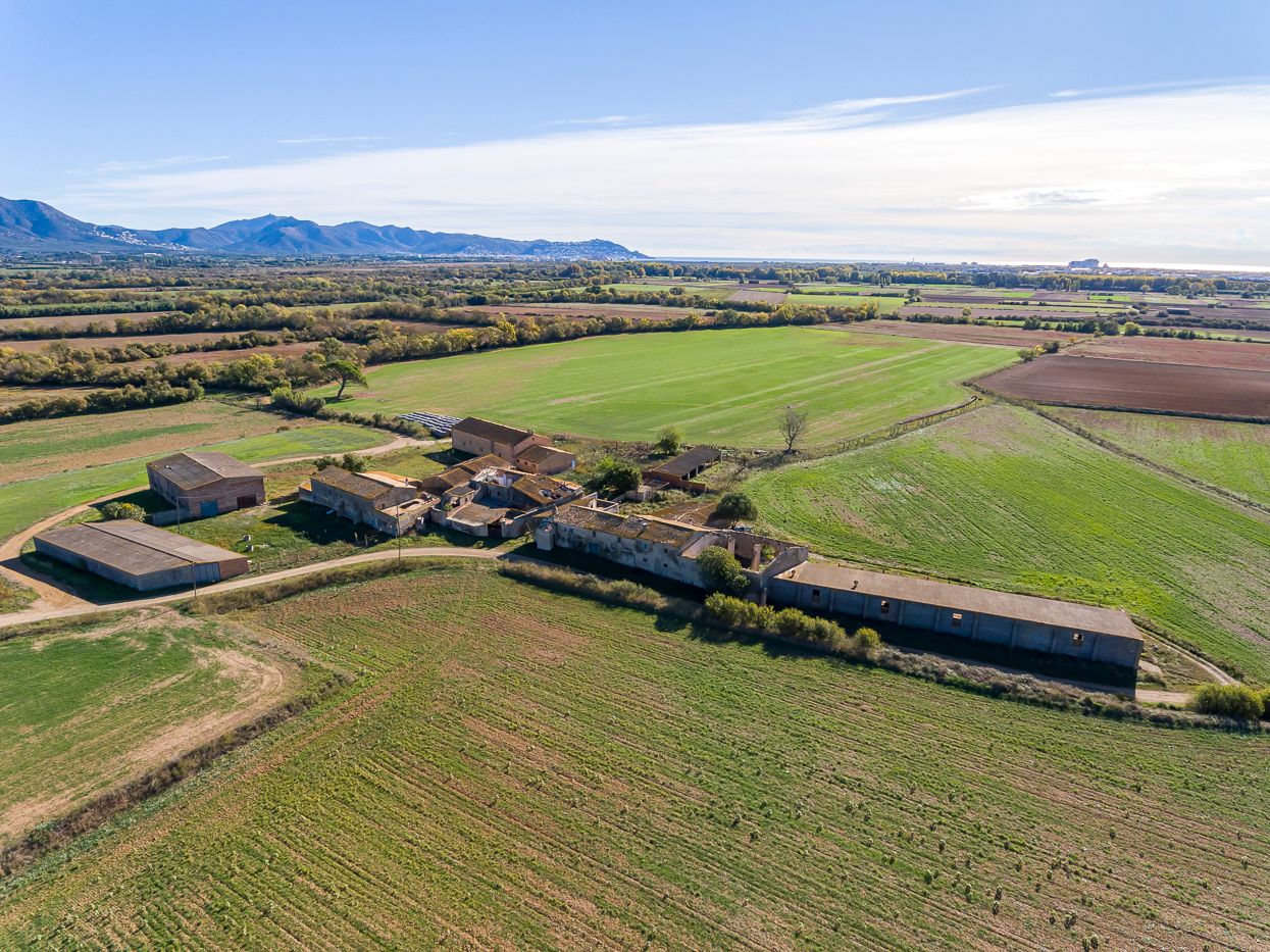 Bauernhof mit 150 Hektar Anbaufläche und 4.200 m2 Gebäude im Alt Empordà