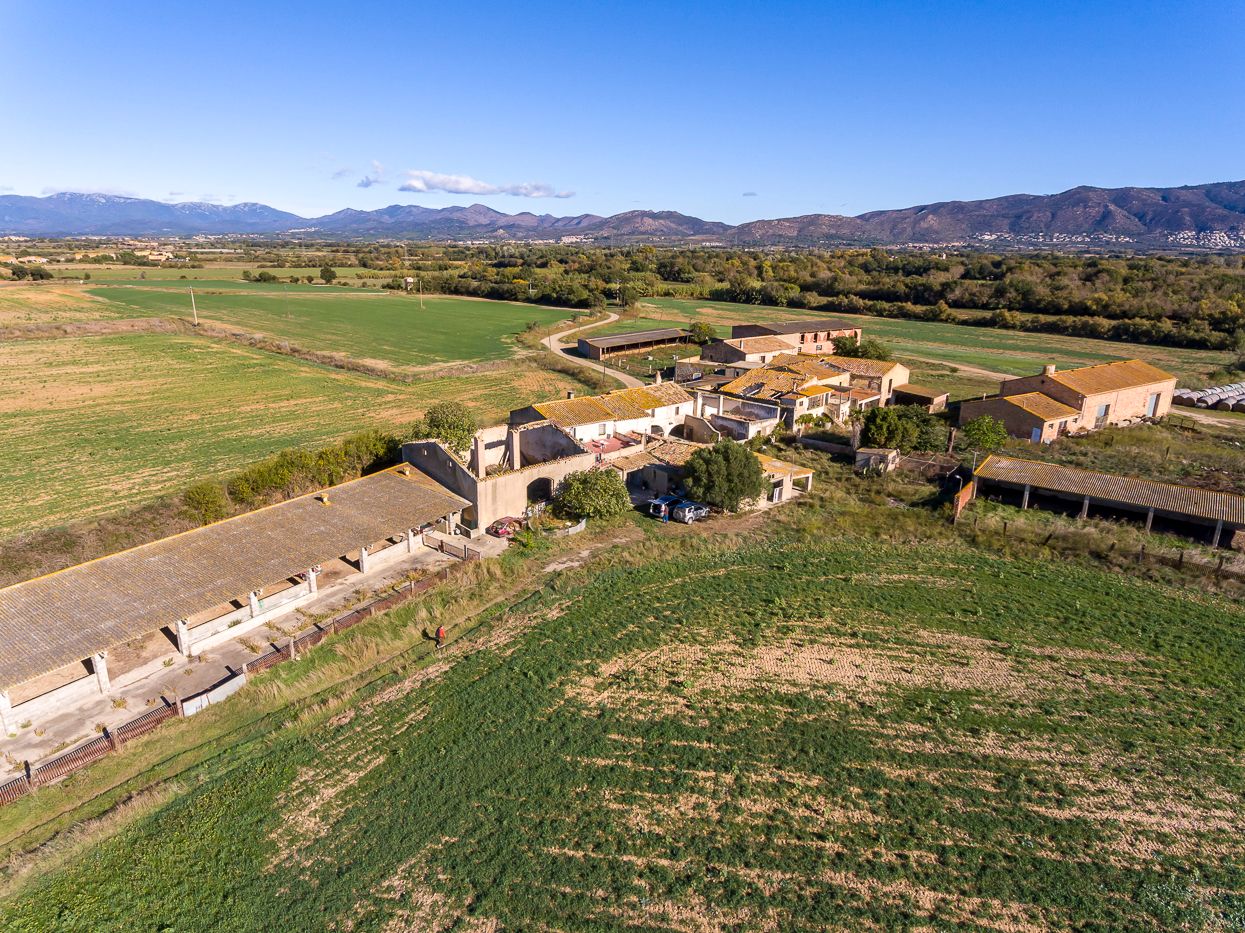 Farm with 150 ha. of cultivation and 4,200 m2 of buildings. Alt Empordà