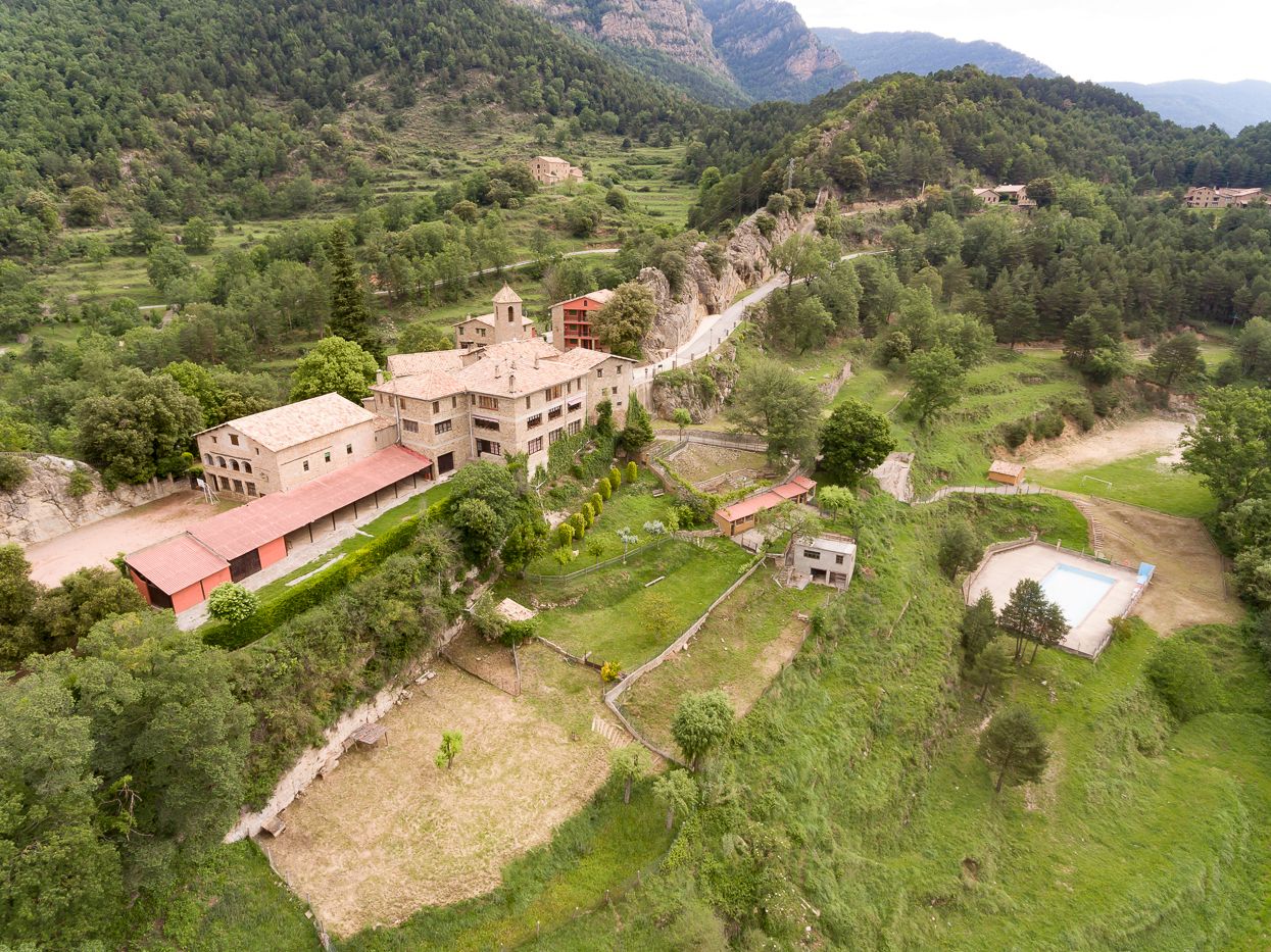 Colony house with restaurant for sale in the Pre-Pyrenees