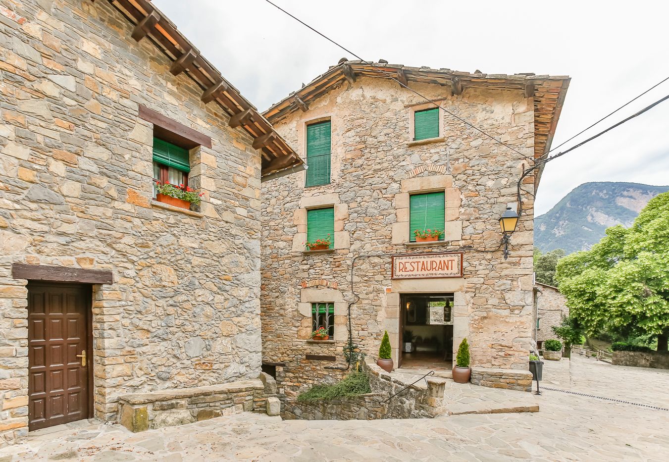 Maison de colonie avec restaurant à vendre dans les Pré-Pyrénées