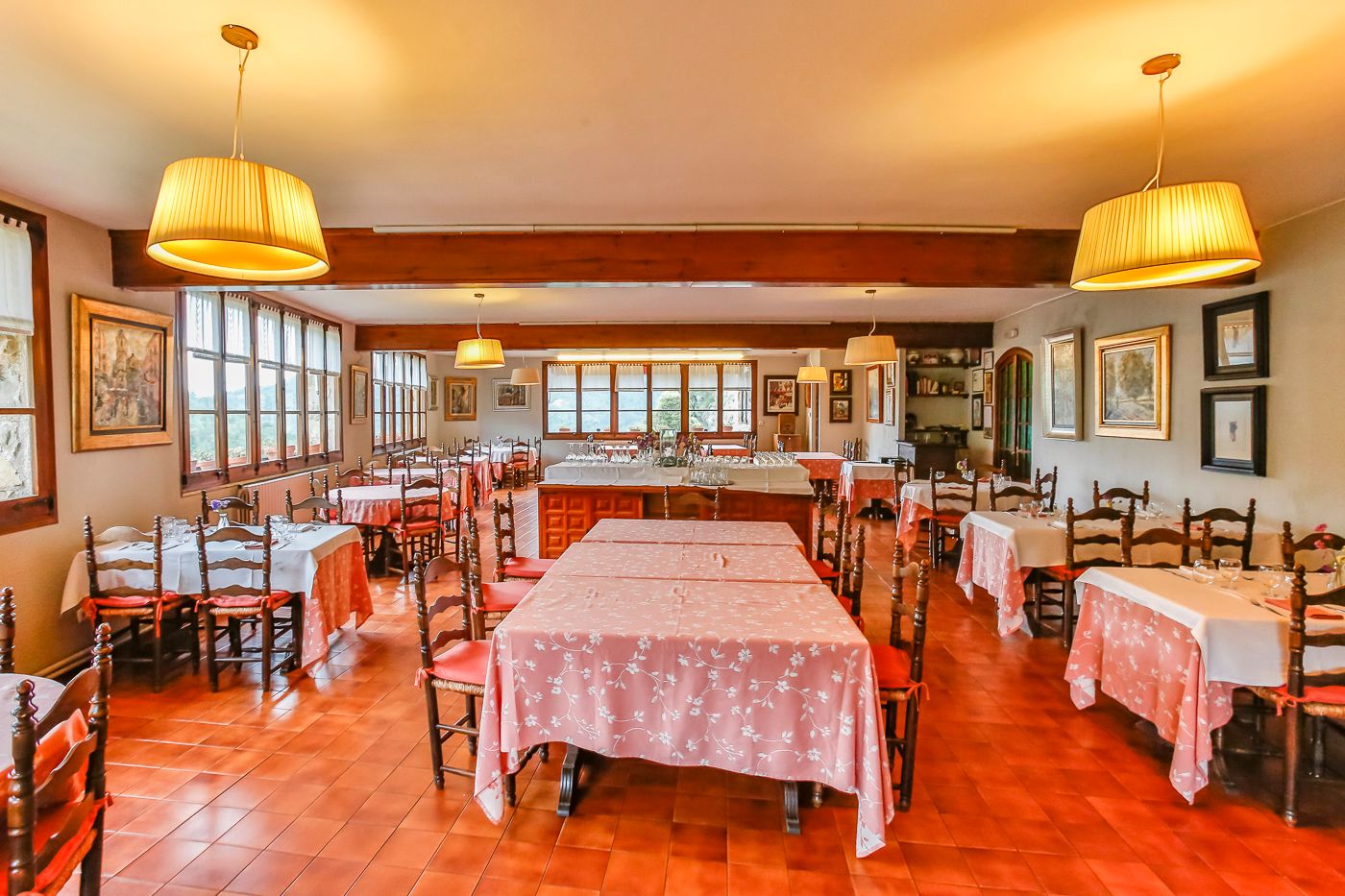 Maison de colonie avec restaurant à vendre dans les Pré-Pyrénées