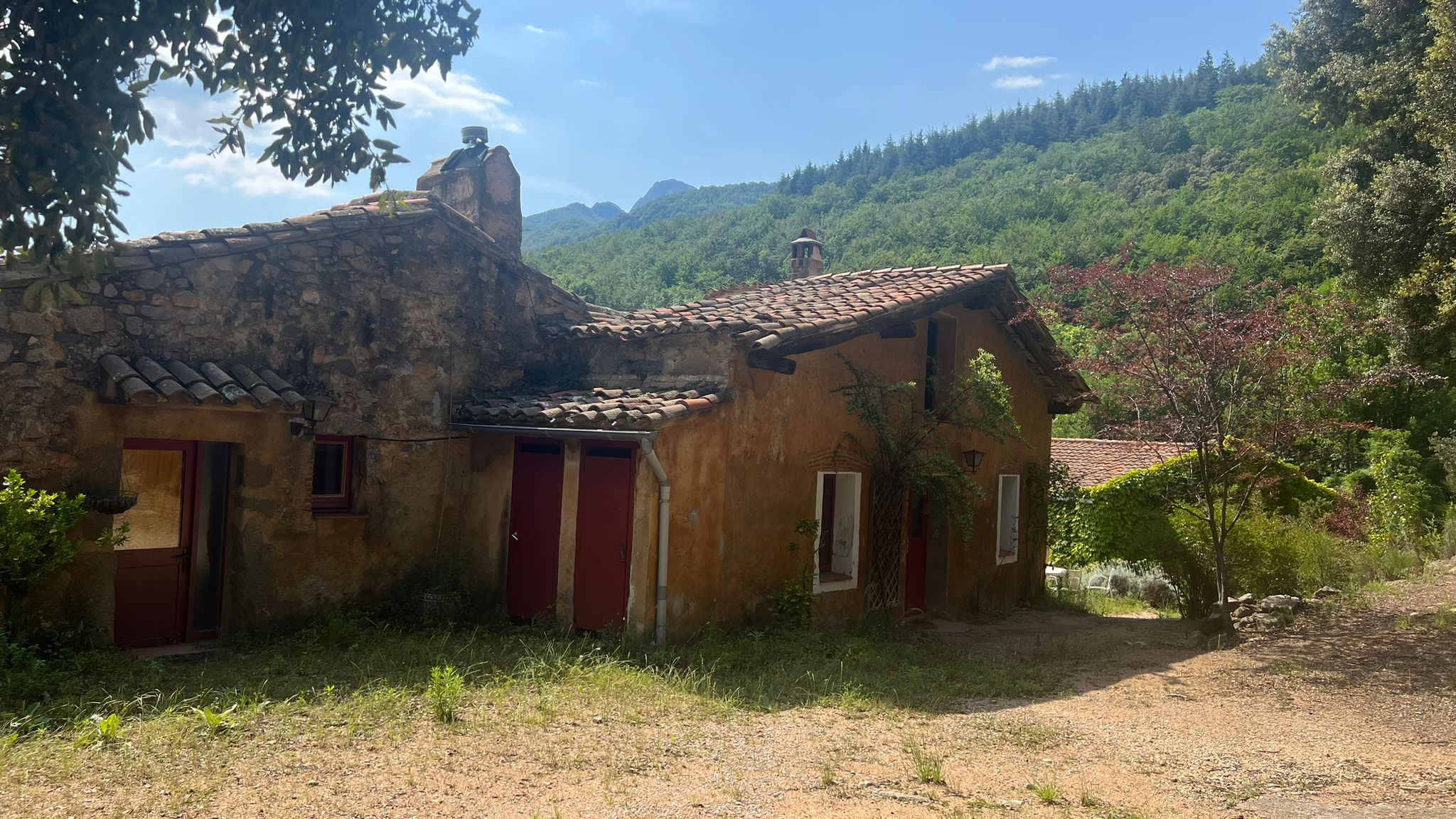 500 hectares and four farmhouses. Finca with river.