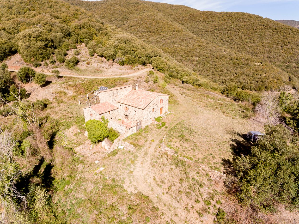 Ferme réhabilitée avec ferme de 100 hectares dans le Montseny.