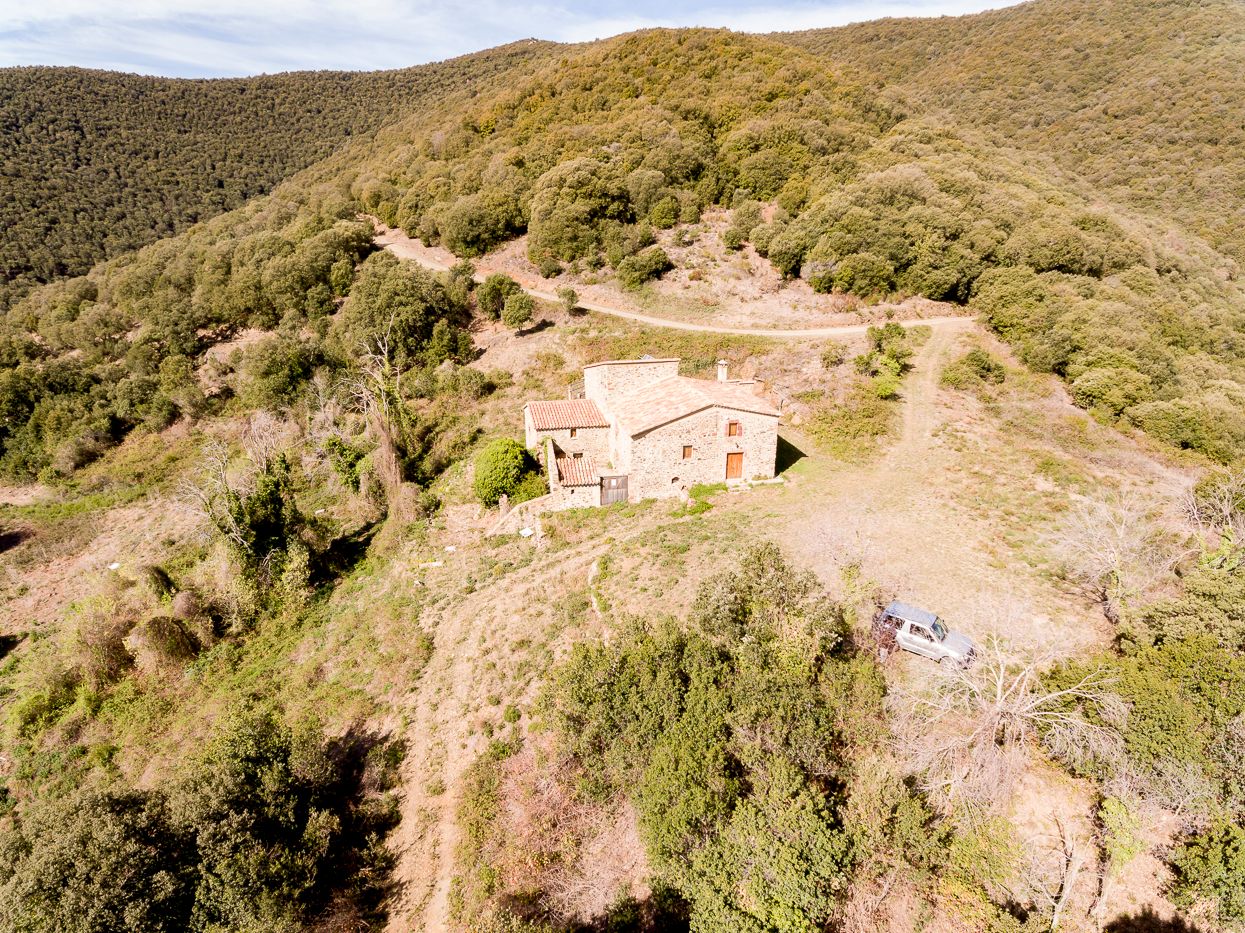 Masia rehabilitada amb finca de 100 hectàrees al Montseny.