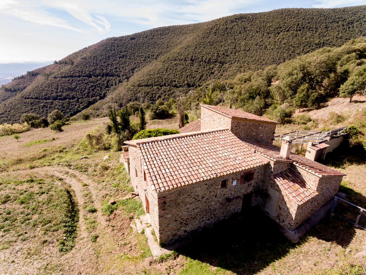 Masia rehabilitada amb finca de 100 hectàrees al Montseny.
