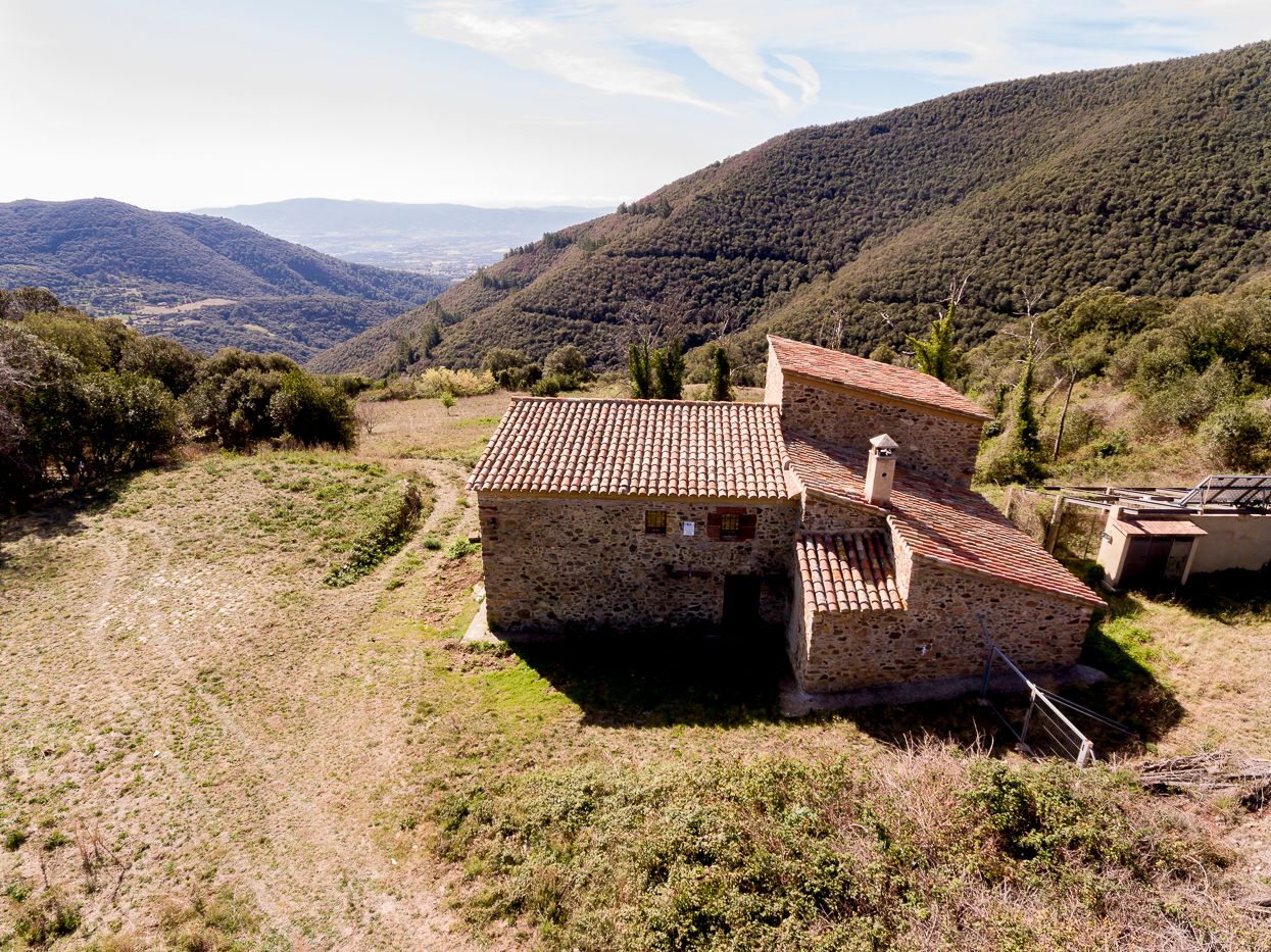Ferme réhabilitée avec ferme de 100 hectares dans le Montseny.