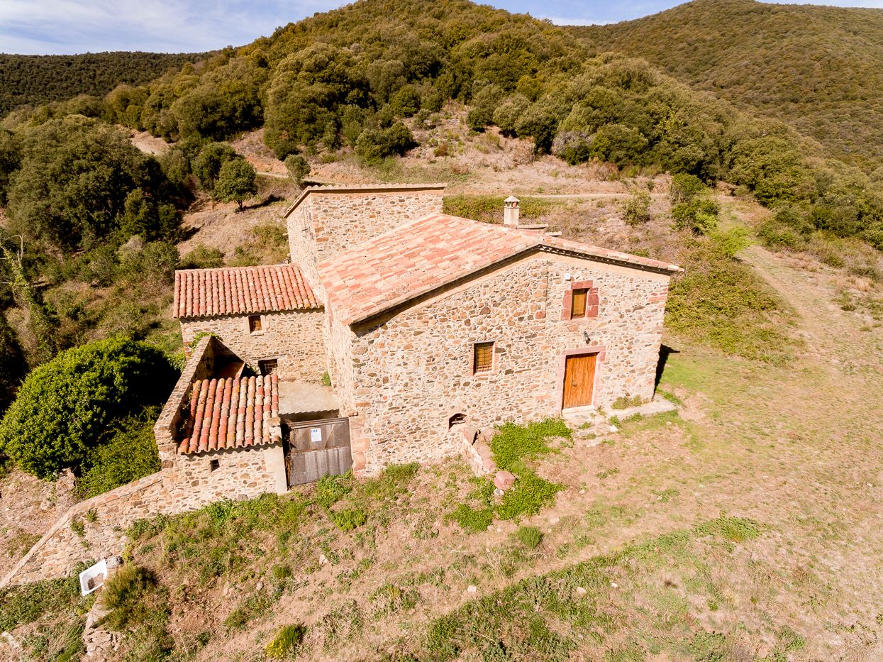 Rehabilitated farmhouse with farm of 100 hectares in Montseny.