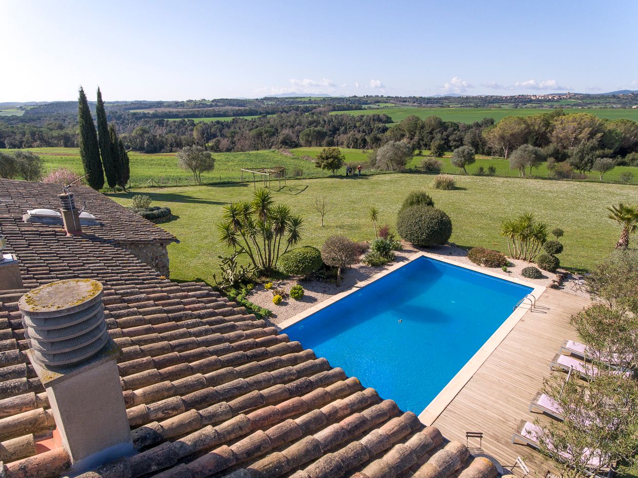 Farmhouse with 3.4 hectares of land in Alt Empordà