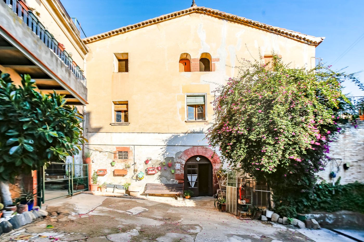 Farmhouse for sale in the old town with the possibility of segregating into several homes or obtaining a hotel license