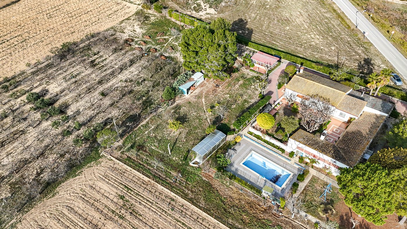 Casa de campo con varias construcciones en Castellet i la Gornal