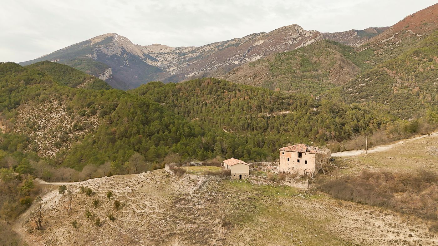 Finca rustique avec ferme à restaurer dans les Pré-Pyrénées