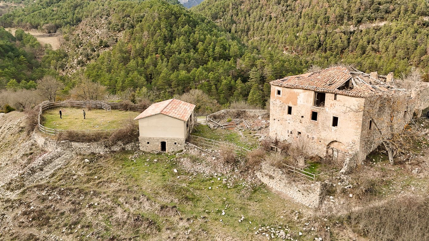 Rustikale Finca mit Bauernhaus in den Vorpyrenäen zu restaurieren