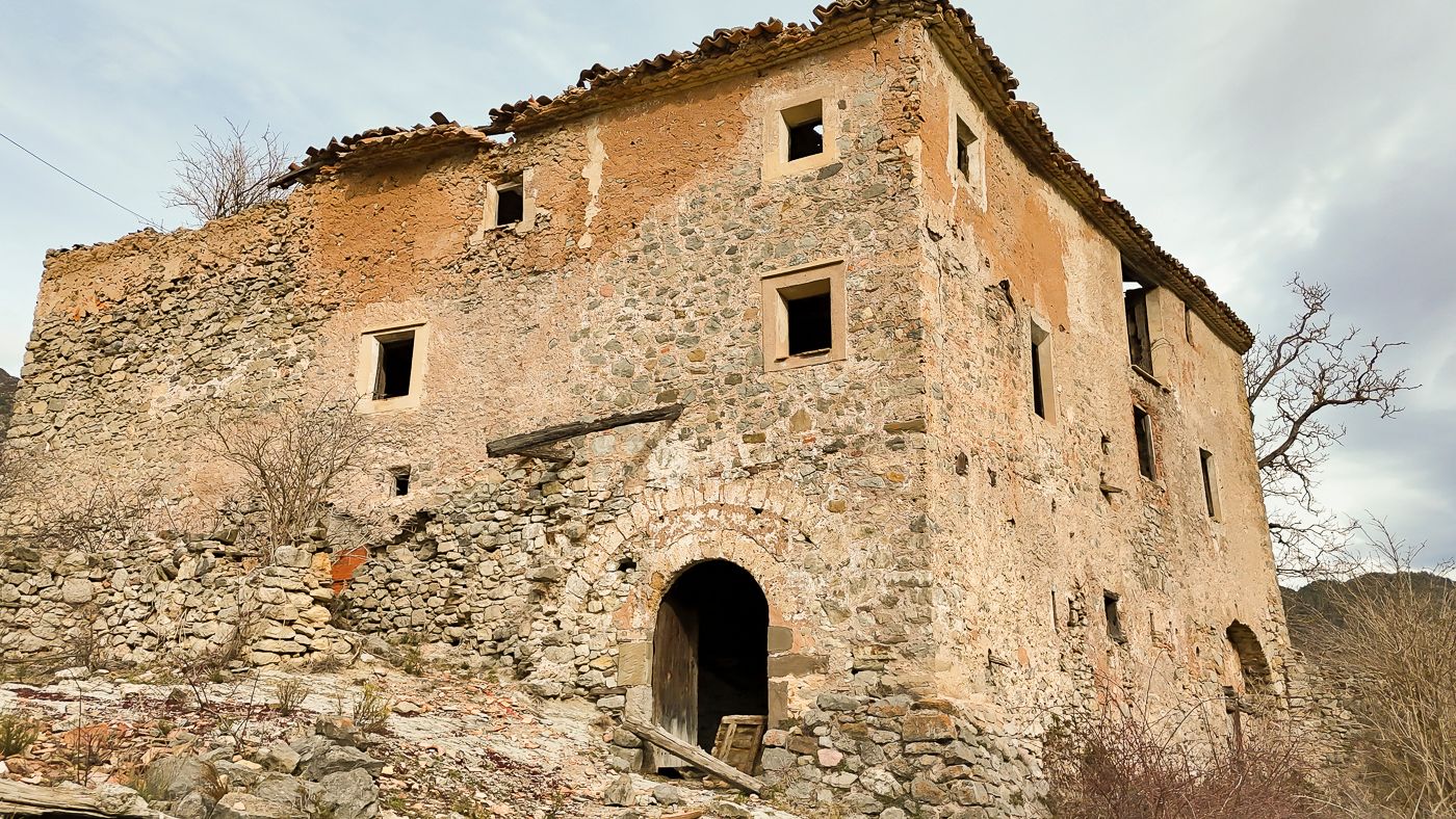 Rustic finca with farmhouse to be restored in the Pre-Pyrenees