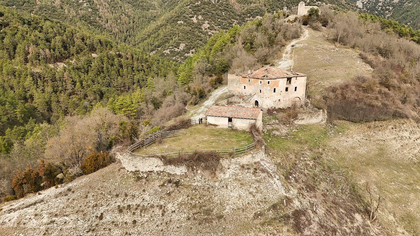 Finca rustique avec ferme à restaurer dans les Pré-Pyrénées