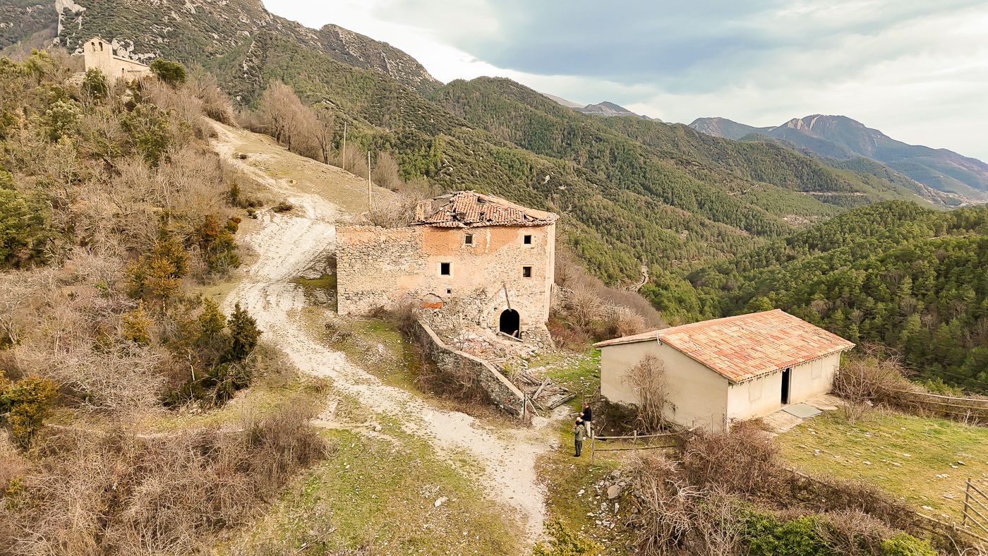 Rustic finca with farmhouse to be restored in the Pre-Pyrenees