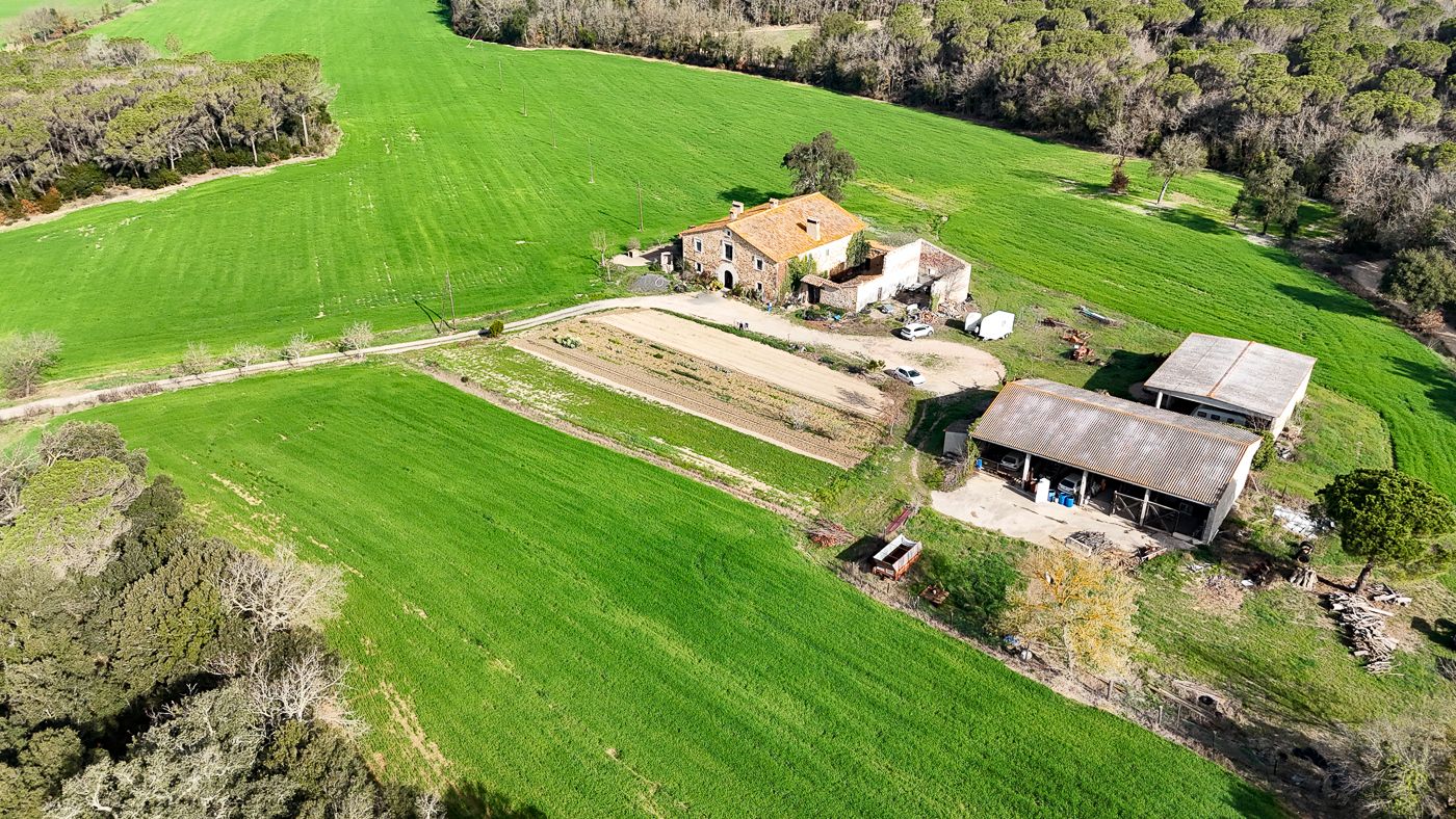 Masía con 40 hectáreas en venta en Caldes de Malavella
