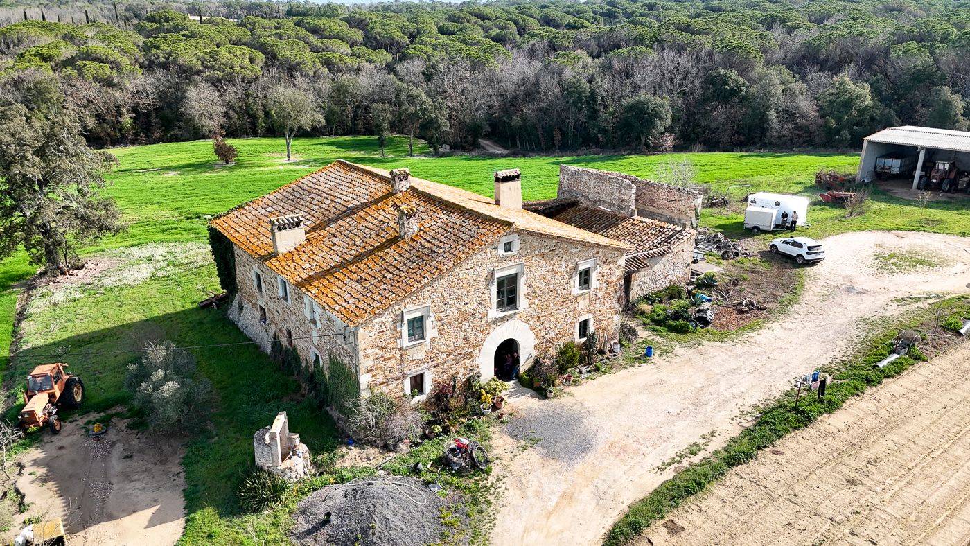 Farmhouse with 40 hectares for sale in Caldes de Malavella