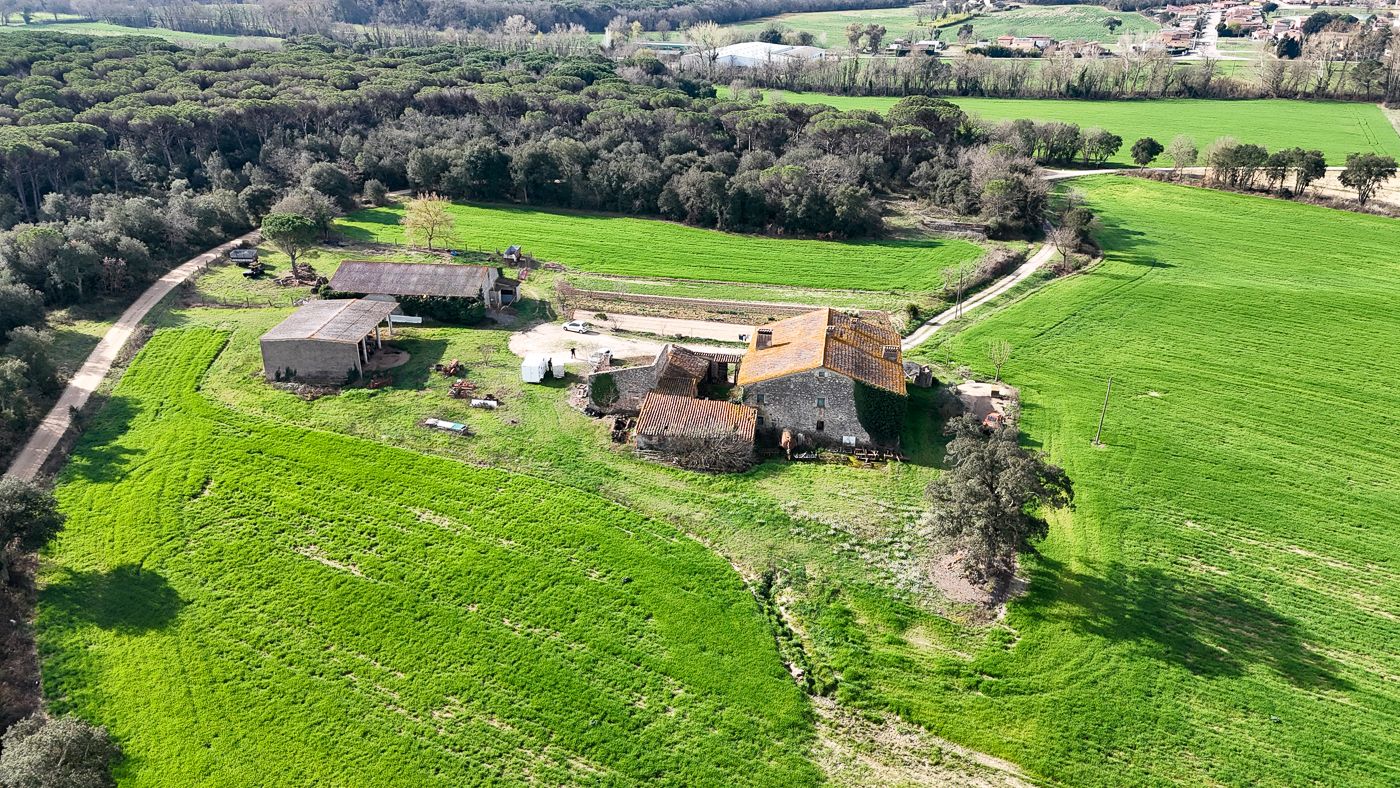 Masia amb 40 hectàrees en venda a Caldes de Malavella