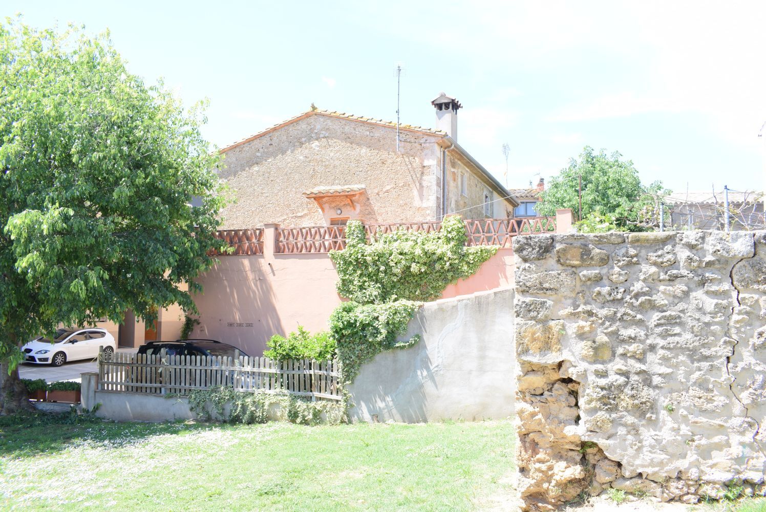 Country house in the village of Cornella del Terri