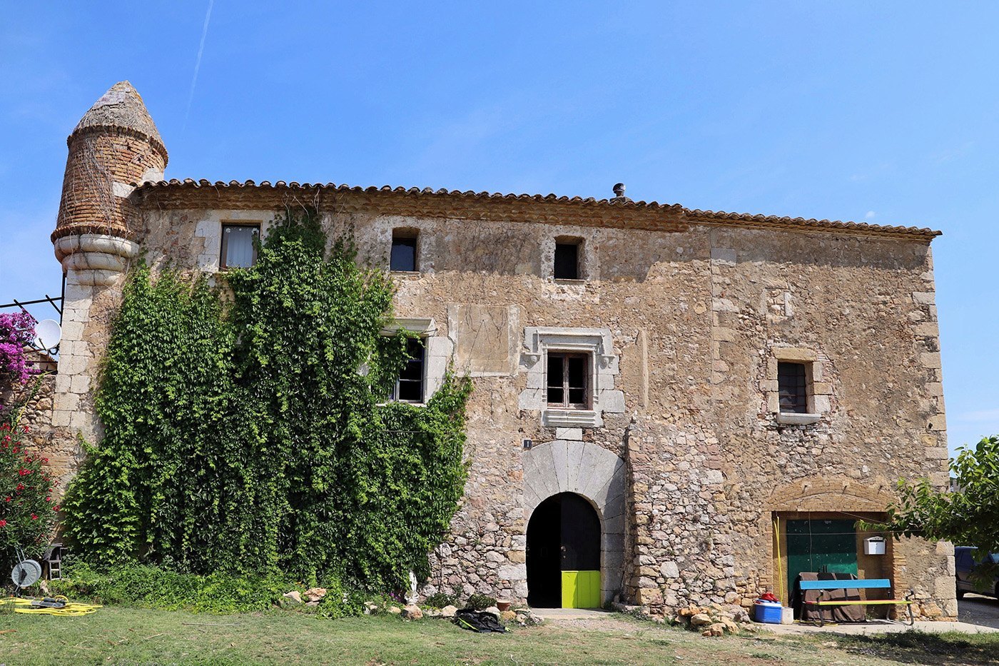 Masia in a privileged location for business or housing