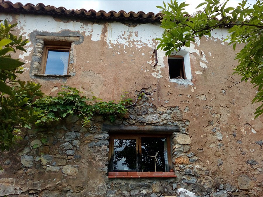 Property in Coll de Nargó with 3 buildings to reform
