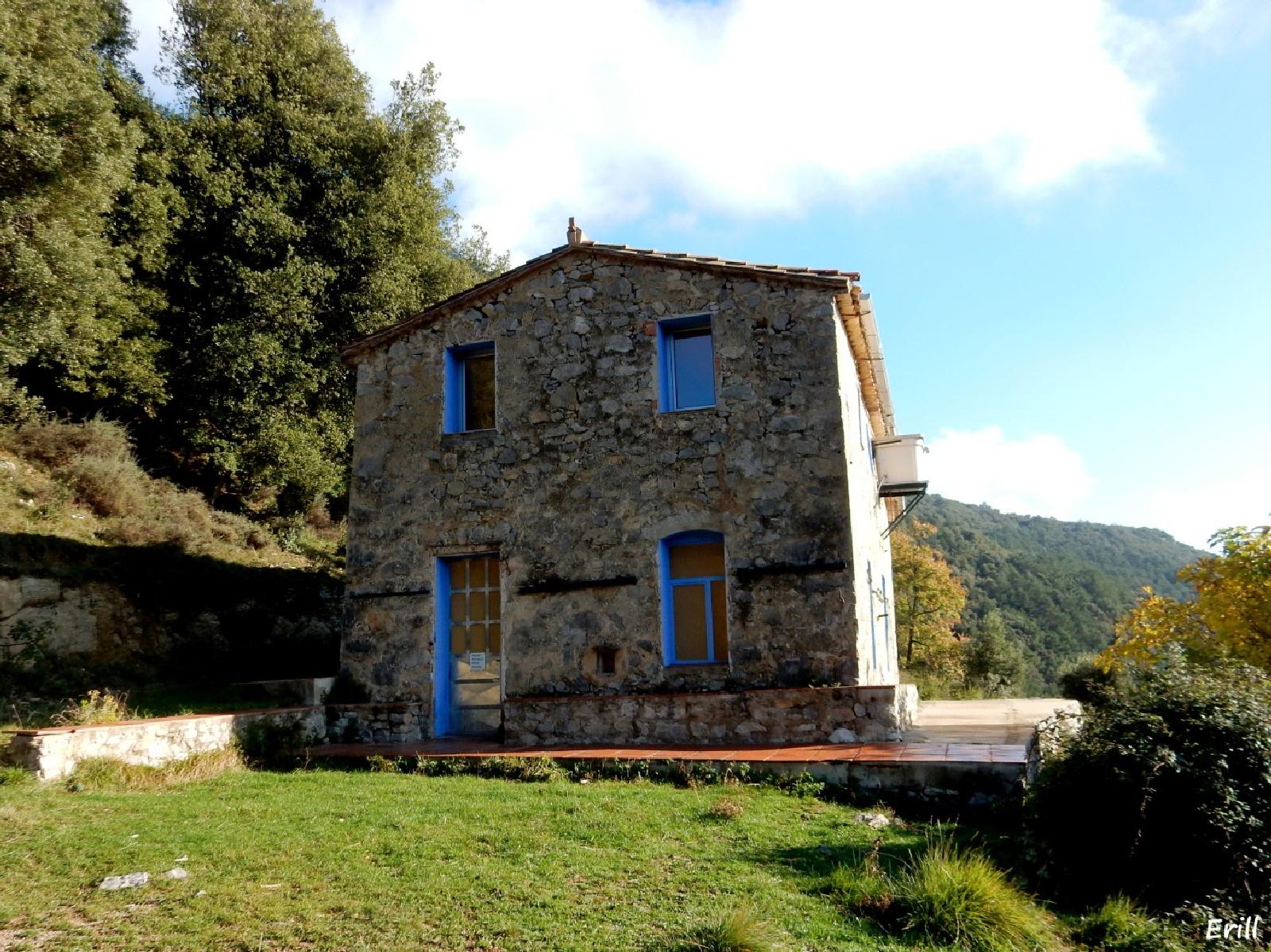 Property with 521 hectares and 3 farmhouses in good condition