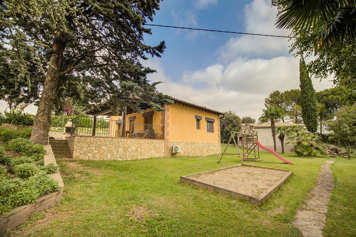 Set of two houses in Avià. Very quiet place.