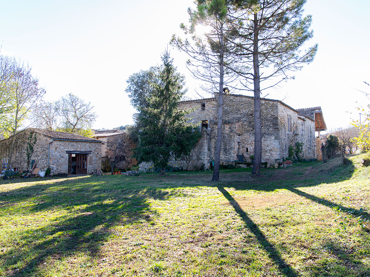 Farmhouse within the town with 6 Ha of land