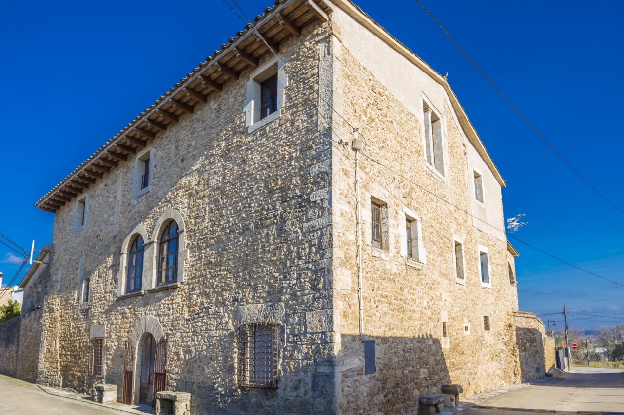 Antiga rectoria en venda al Pla de l'Estany
