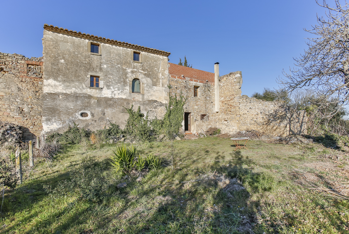 House to rehabilitate with garden in Alt Empordà