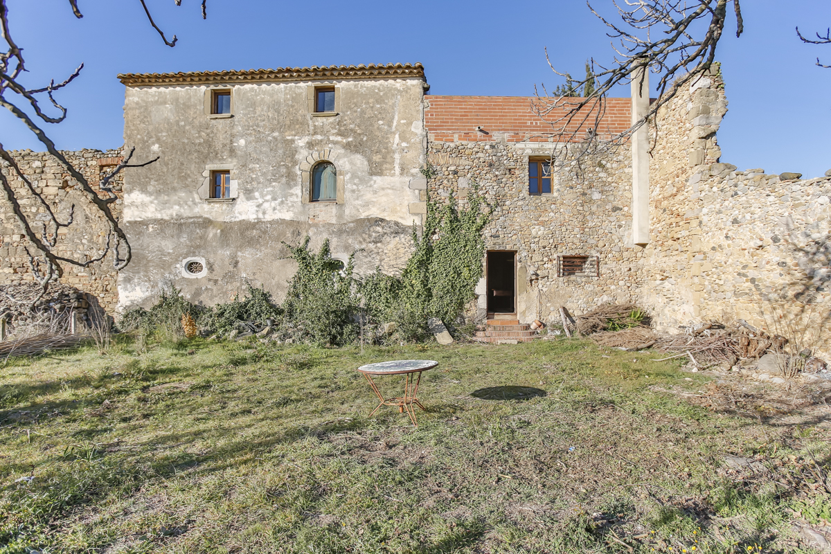 House to rehabilitate with garden in Alt Empordà