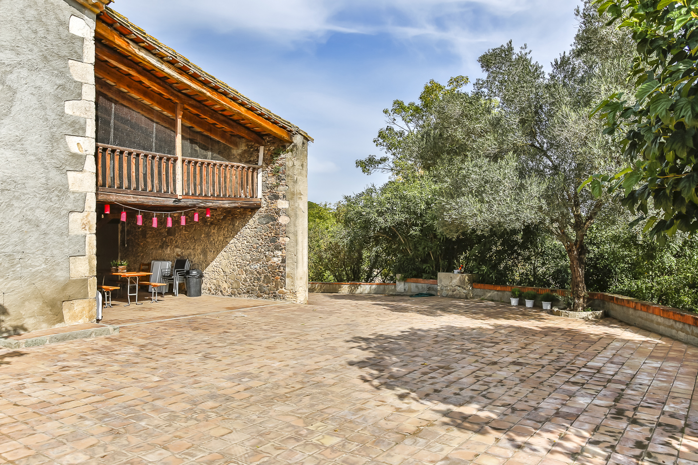 Spectacular rustic property with farmhouses + various buildings with horse riding