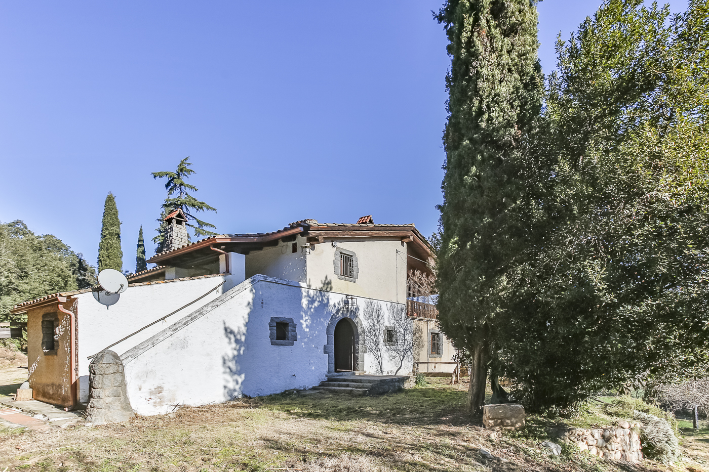 Country houses with three apartments in Arbúcies.