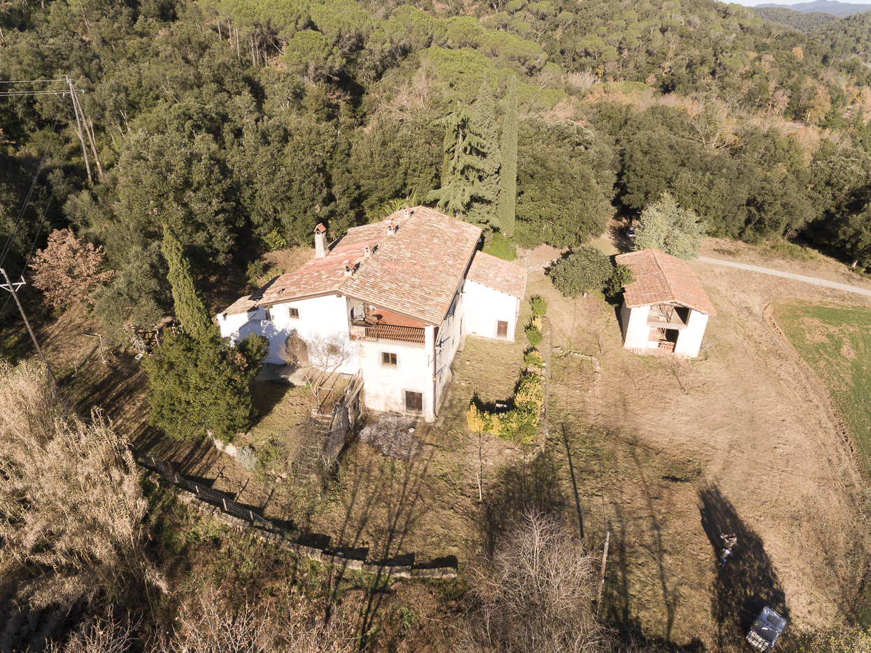 Country houses with three apartments in Arbúcies.