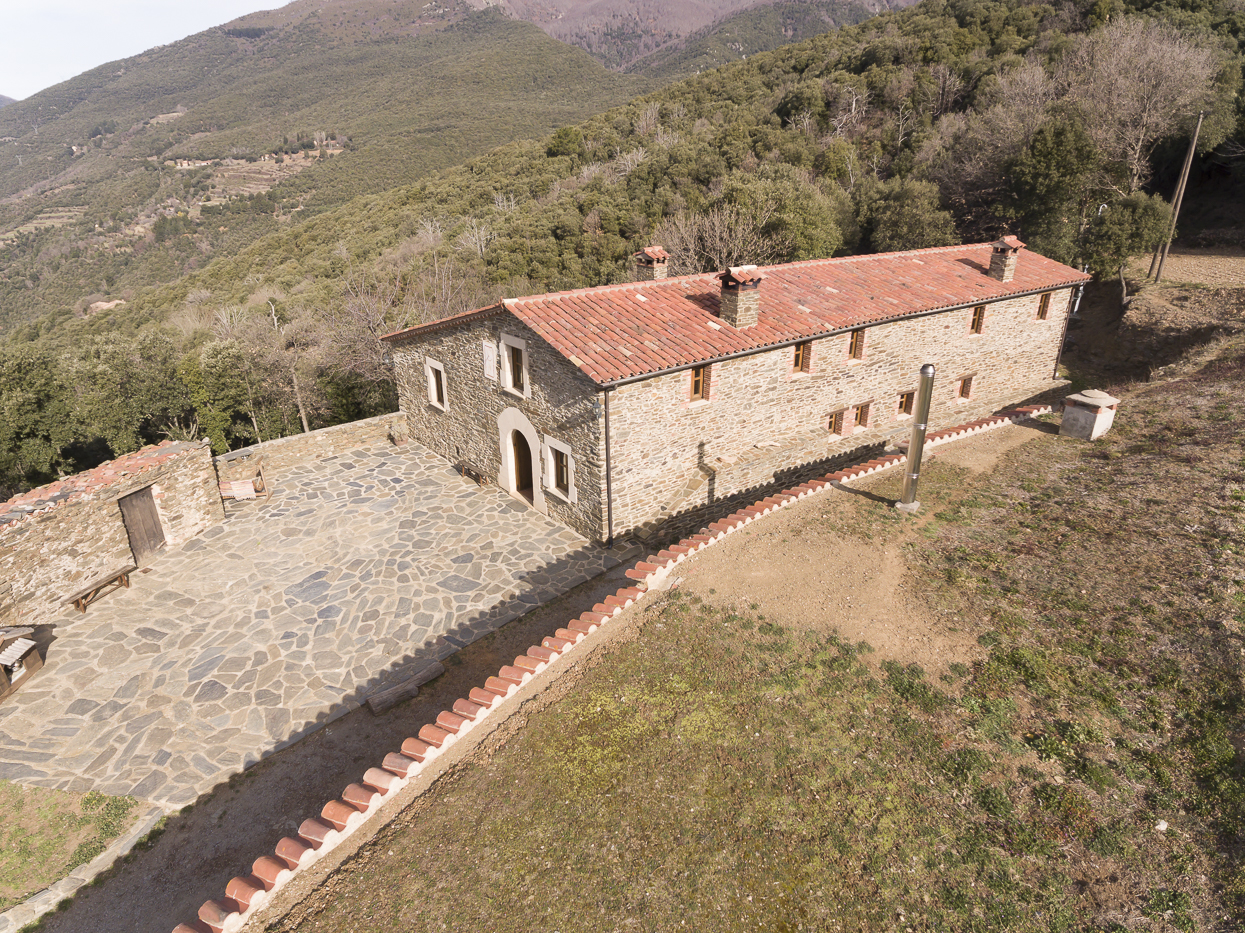 Country house with 3 apartments in Montseny.