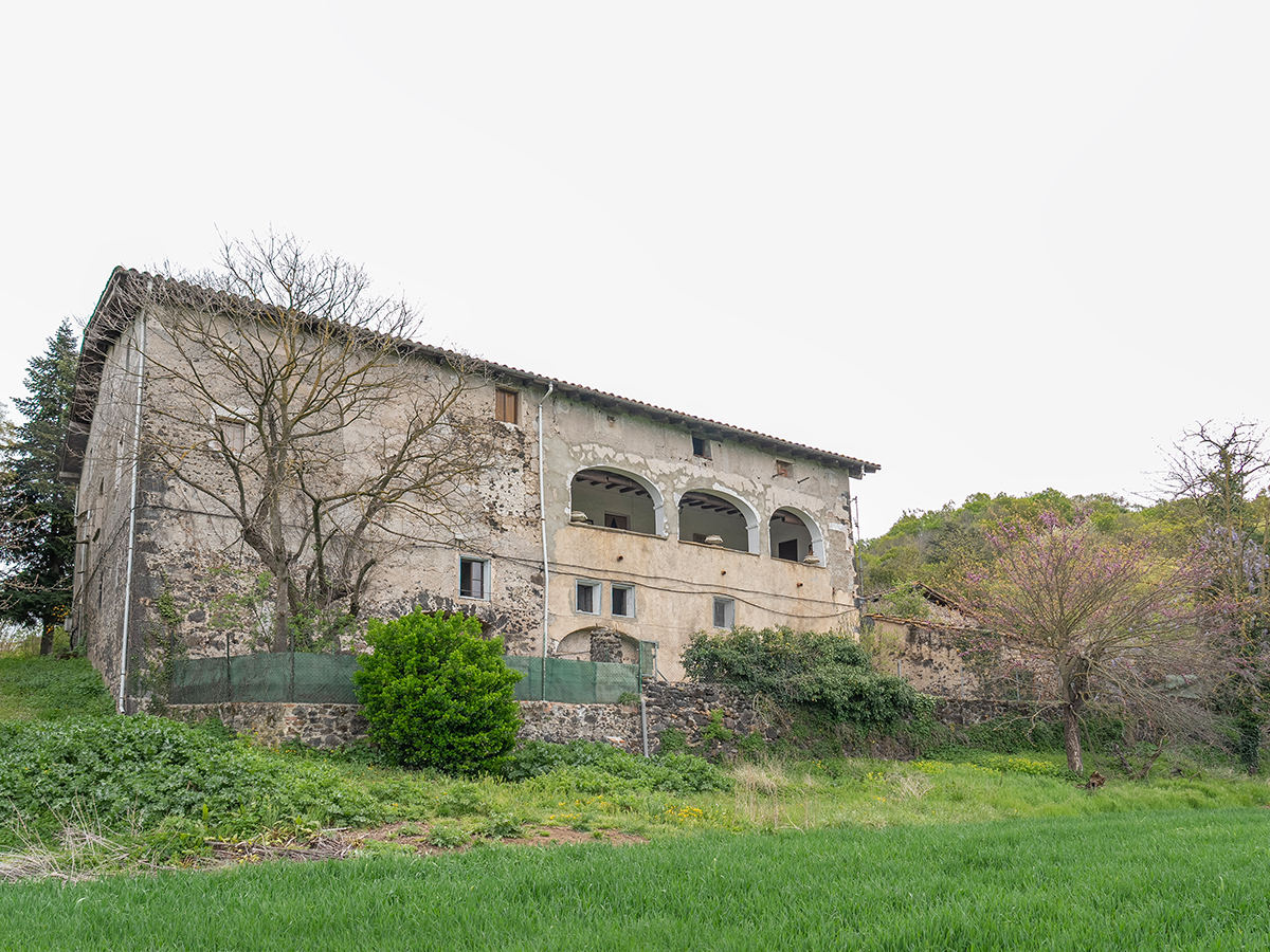 Landhaus mit Masovería, Heuhaufen und Nebengebäuden in La Garrotxa mit 10,7 Hektar Land