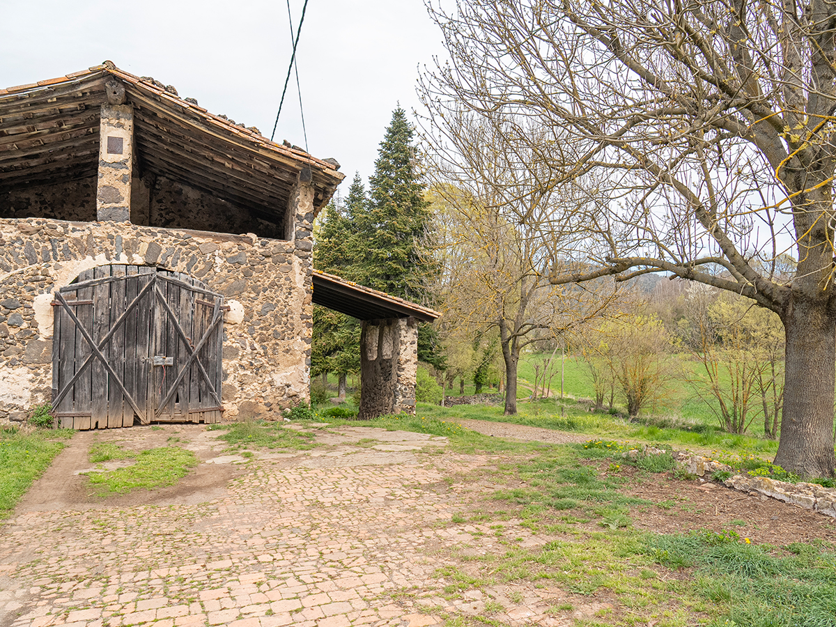 Country house with masovería, haystack and annexes in La Garrotxa with 10.7 hectares of land