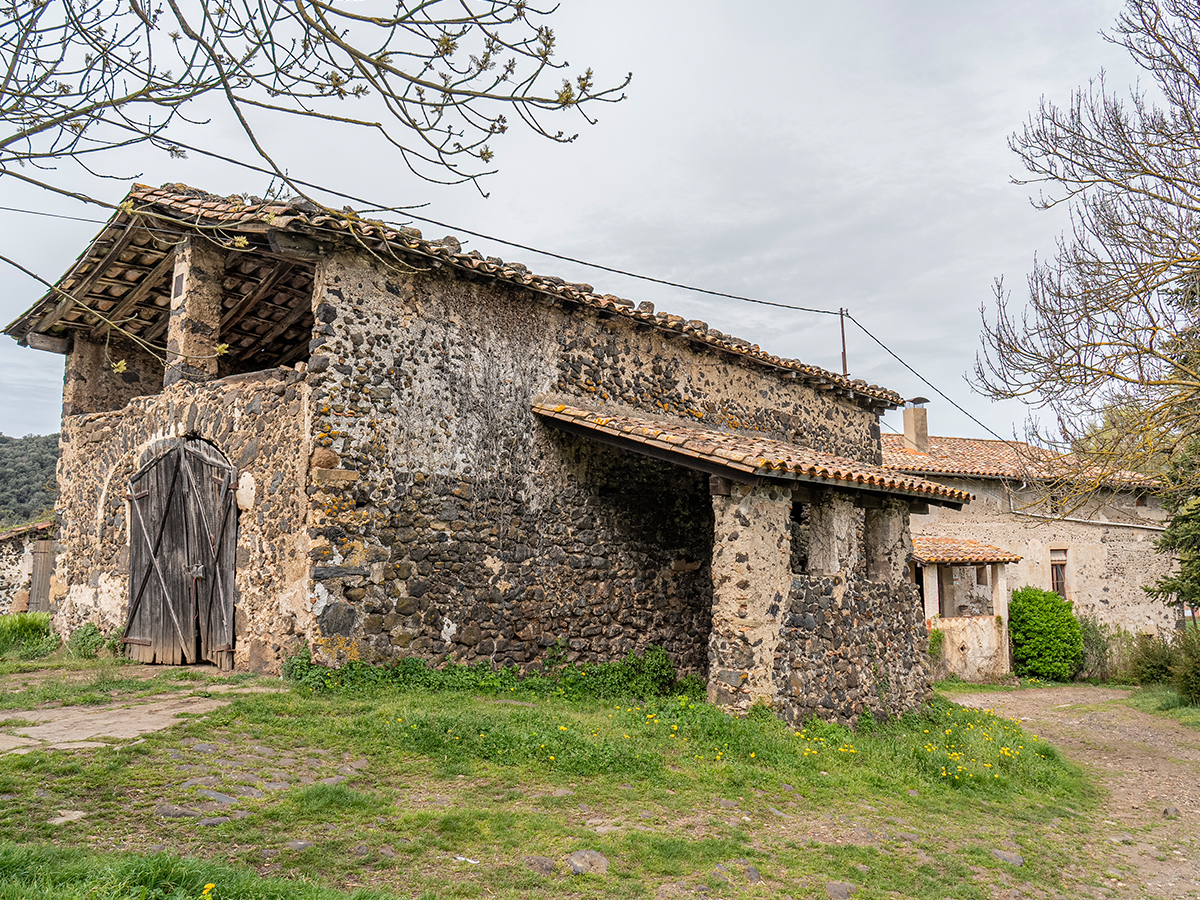 Landhaus mit Masovería, Heuhaufen und Nebengebäuden in La Garrotxa mit 10,7 Hektar Land