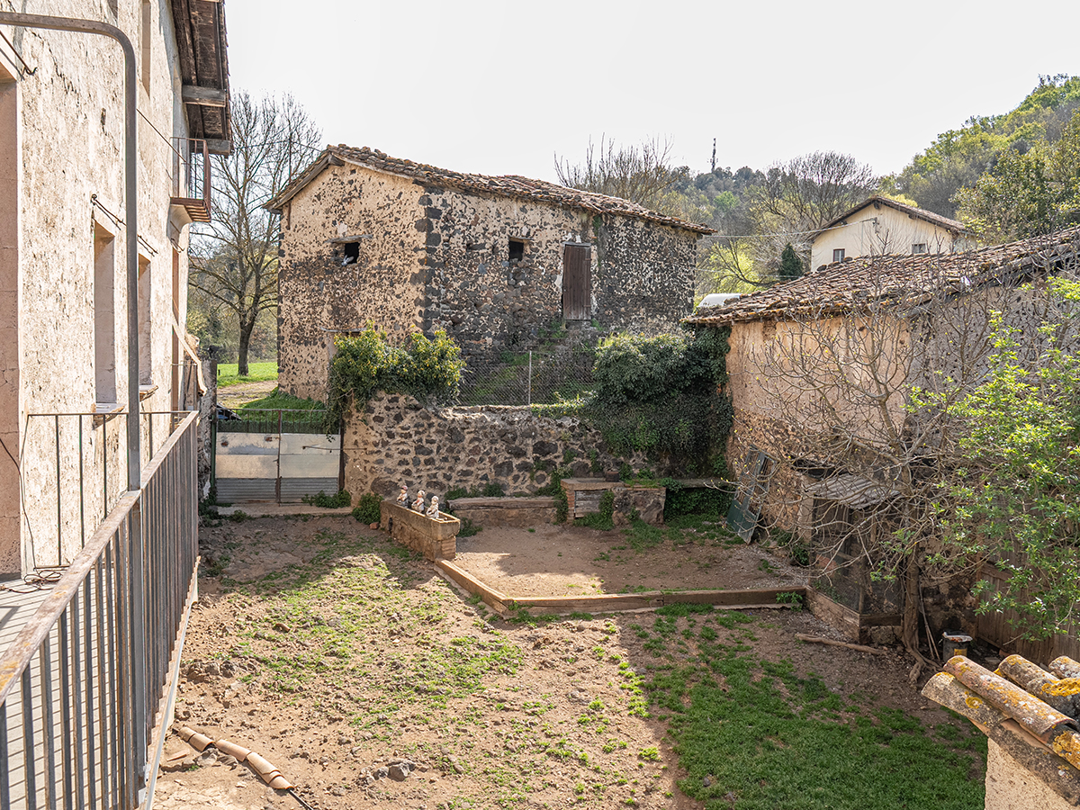 Maison de campagne avec masovería, botte de foin et annexes à La Garrotxa avec 10,7 hectares de terrain