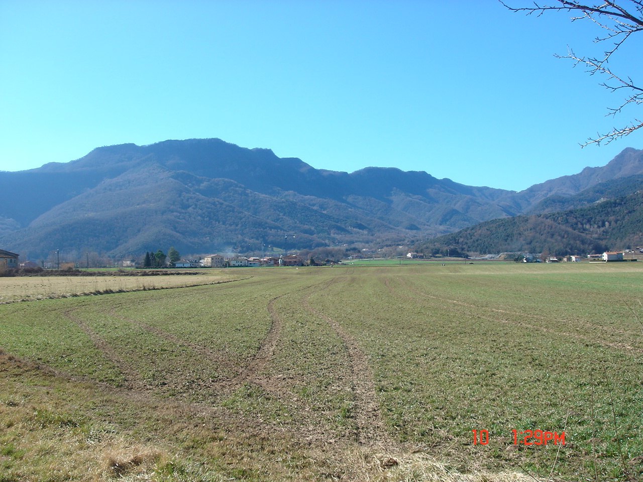 Masia per restaurar en venda amb 8 hectàrees de terreny a la Garrotxa
